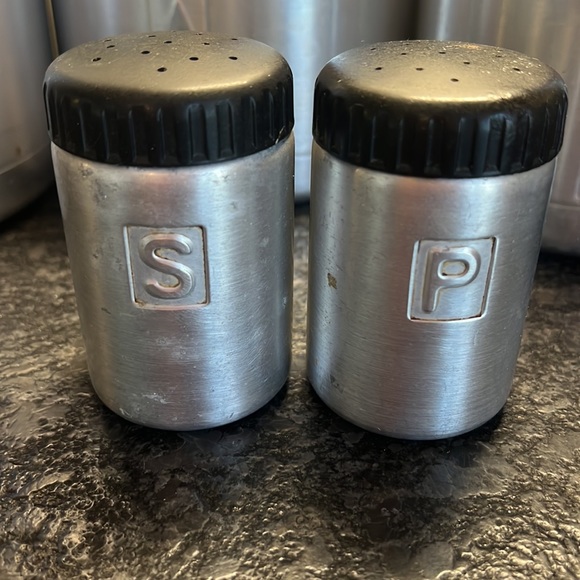 Vintage round canister set, Salt n pepper shakers & scoop in excellent condition - Picture 10 of 10